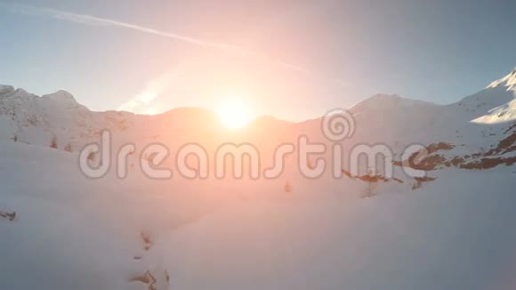 白雪皑皑的冬天山峦叠嶂大自然落日空中景色飞越旅游视频的预览图