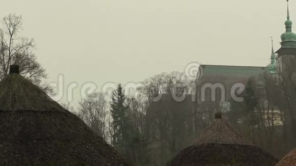 朦胧的教堂景色和绚丽的晨景地理位置动物园吉赫拉瓦欧洲视频的预览图
