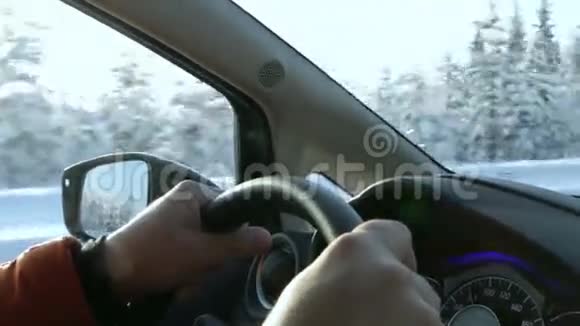 司机在冬季道路上驾驶视频的预览图