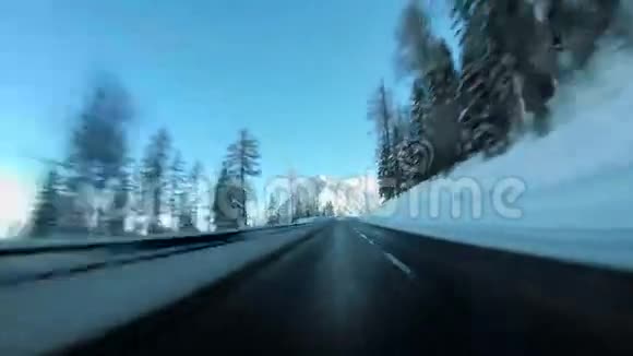 冬季雪道驾驶汽车行驶速度视频的预览图