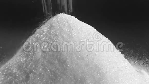 黑色背景上的糖堆视频的预览图