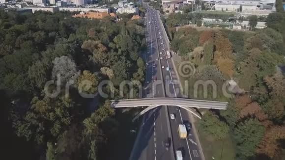 带有公共汽车车道的汽车道路的鸟瞰图视频的预览图