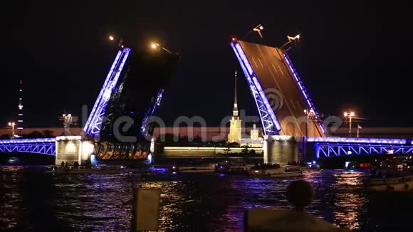 可调桥晚上桥离婚后船沿着河航行视频的预览图