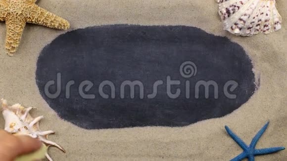 字海滩写在黑板上的贝壳和海星躺在沙子上手写字视频的预览图
