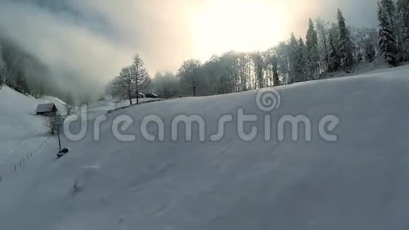 冬季雪景度假旅游休闲视频的预览图