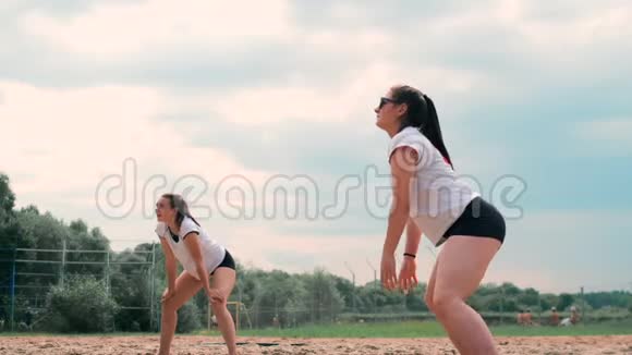 四个女孩在海滩上打排球沙滩排球网比基尼女郎平面卡通插图开始视频的预览图