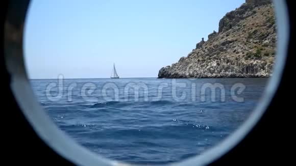 帆船从岛后驶来视频的预览图
