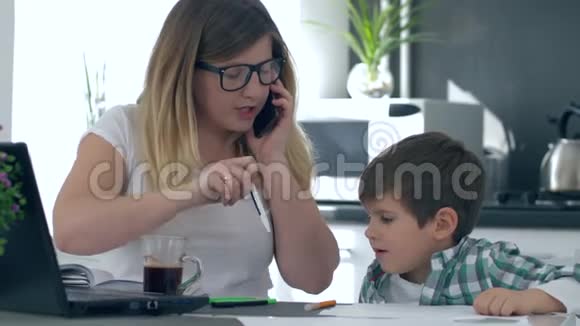 多任务妈妈和孩子在家工作打电话视频的预览图