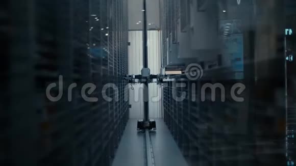 机器人装载机在药房仓库工作3机器人在不同的货架上挑选出所需的产品视频的预览图