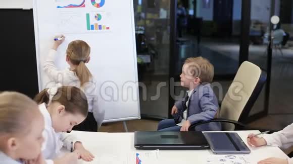 在办公室同事面前发言的儿童商人视频的预览图