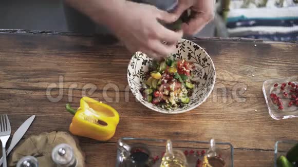 一位厨师将蔬菜沙拉拌在盘子里的俯视图视频的预览图