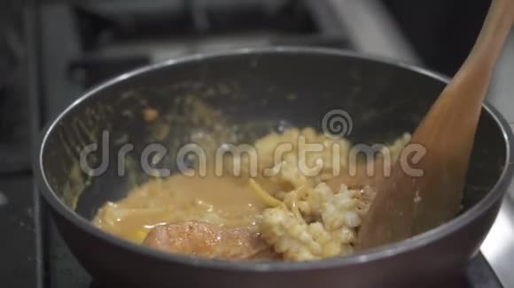 特写煎锅煮鲜海鲜酱视频的预览图