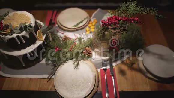 最佳圣诞蛋糕餐桌全景为新年庆祝及家庭节日气氛视频的预览图