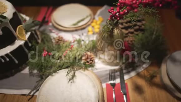 在美丽的圣诞蛋糕餐桌上观赏最高全景庆祝新年家庭节日气氛视频的预览图