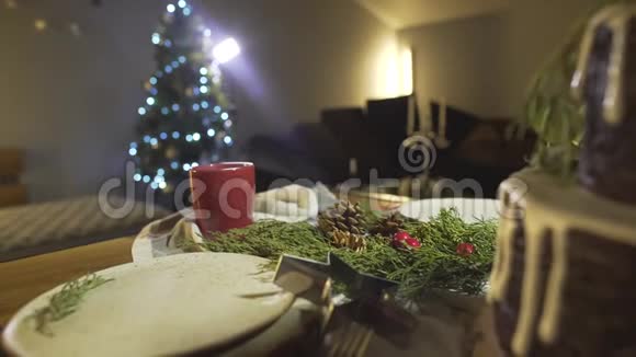 餐桌上放着姜饼营造了节日温馨的圣诞树气氛视频的预览图