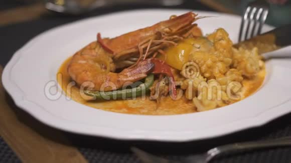 在餐厅提供带有海鲜美味大餐的贴身餐具视频的预览图