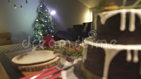 在节日除夕夜的气氛中装饰的圣诞餐桌上特写美味的姜饼蛋糕视频的预览图