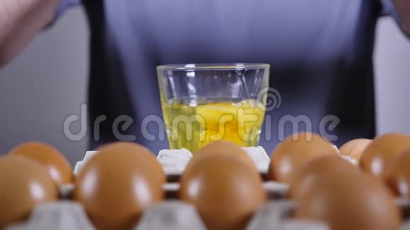 一个人手拿着满杯碎蛋慢动作视频的预览图
