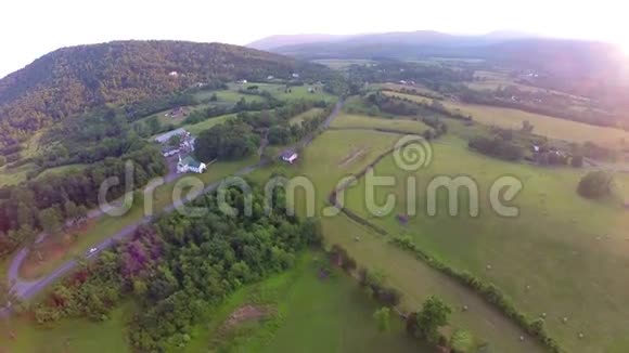 日落航空农场天桥与镜头耀斑视频的预览图