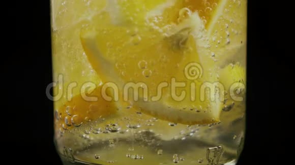 慢动作在一瓶柠檬水中旋转气泡视频的预览图
