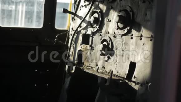 旧废弃的蒸汽火车炉子的驾驶舱里视频的预览图