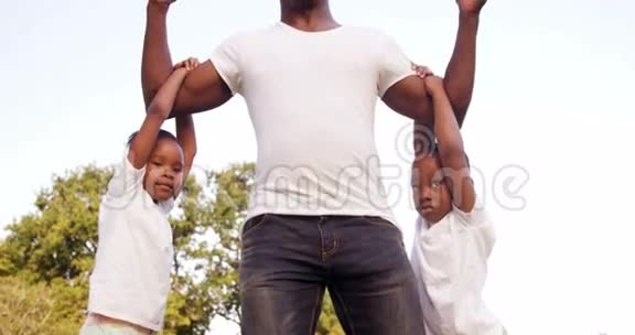 肌肉男抱着他的孩子视频的预览图