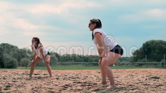 四个女孩在海滩上打排球沙滩排球网比基尼女郎平面卡通插图开始视频的预览图