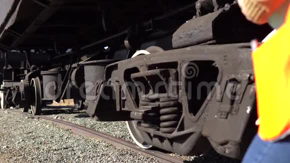 一位年轻的女铁路工人检查货车的搭便车单位视频的预览图