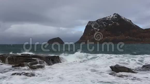 岩石海岸上的潮水视频的预览图