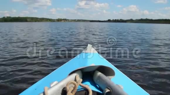 船在水中移动旅行活动休息独木舟皮艇视频的预览图