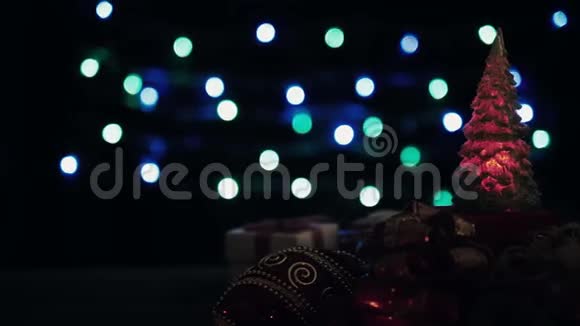 圣诞礼物盒球和圣诞树背景上有闪烁的灯光视频的预览图