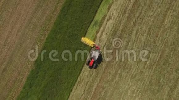 拖拉机在绿色的田野上工作视频的预览图
