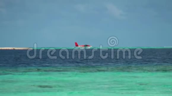 马尔代夫海景和天空背景下的海滨视频的预览图