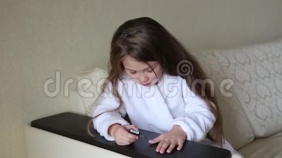 小白种人女孩在手上画指甲视频的预览图
