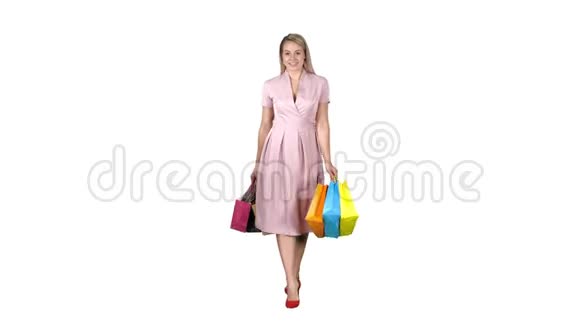 在白色背景下一位手持购物的购物妇女走到镜头前视频的预览图