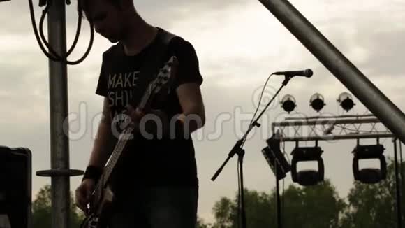 吉他手在音乐会前调整设备音乐朋克重金属或摇滚团体视频的预览图