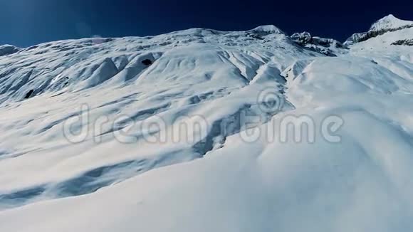 雪山冬季景观鸟瞰视频的预览图