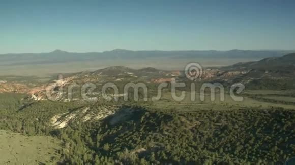 布莱斯峡谷国家公园在开阔的沙漠上空的空中拍摄视频的预览图