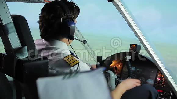 专业飞行员在飞行时填写飞行文件专业视频的预览图