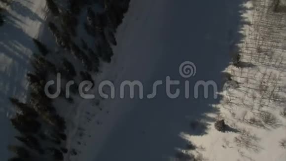 空中射击滑雪者旋转360视频的预览图