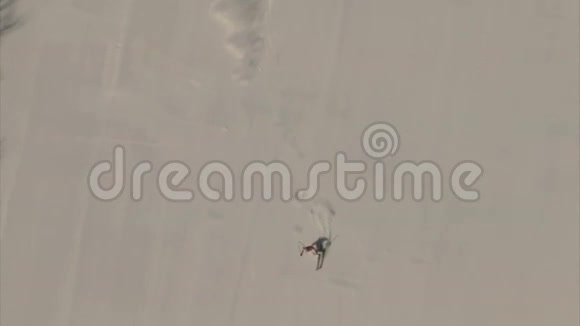 两名滑雪运动员的空中射击视频的预览图