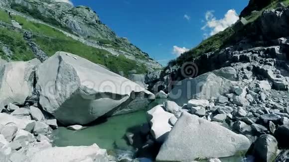 山河自然景观石岩背景鸟瞰视频的预览图