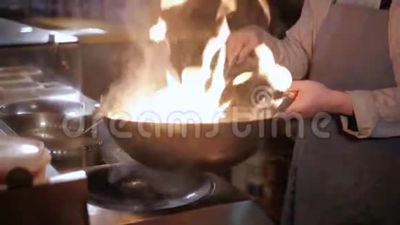 炒锅烧火厨师烹饪视频的预览图