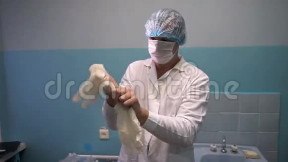 3医生给病人戴上橡胶手套视频的预览图