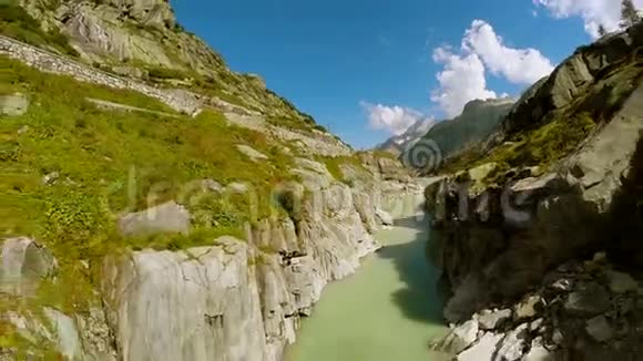 史诗般峡谷山景的鸟瞰宁静的自然背景视频的预览图