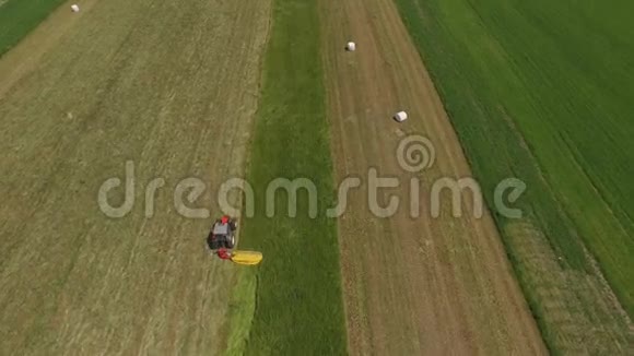 拖拉机在绿色的田野上工作视频的预览图