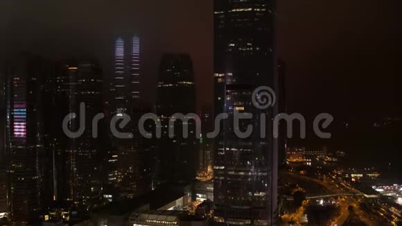 美妙的夜晚天际线与明亮的摩天大楼库存阿联酋迪拜市中心的高架视野多彩的旅行视频的预览图