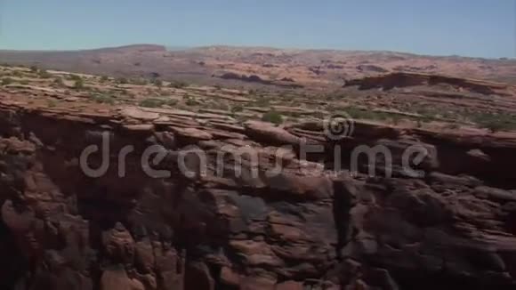 红岩峭壁的空中拍摄视频的预览图