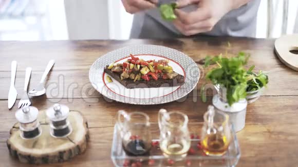 在餐馆里把草药放在油炸或腌制的蔬菜上烤面包视频的预览图