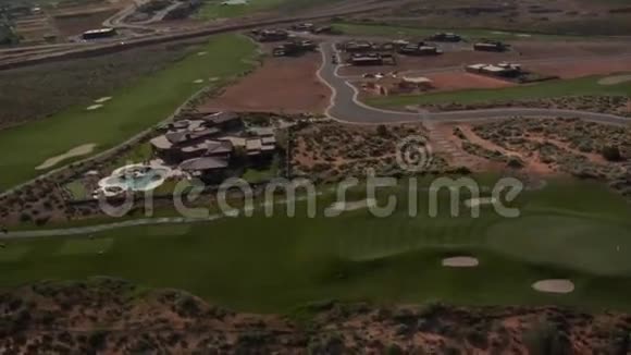 沙漠高尔夫球场豪宅高空拍摄视频的预览图